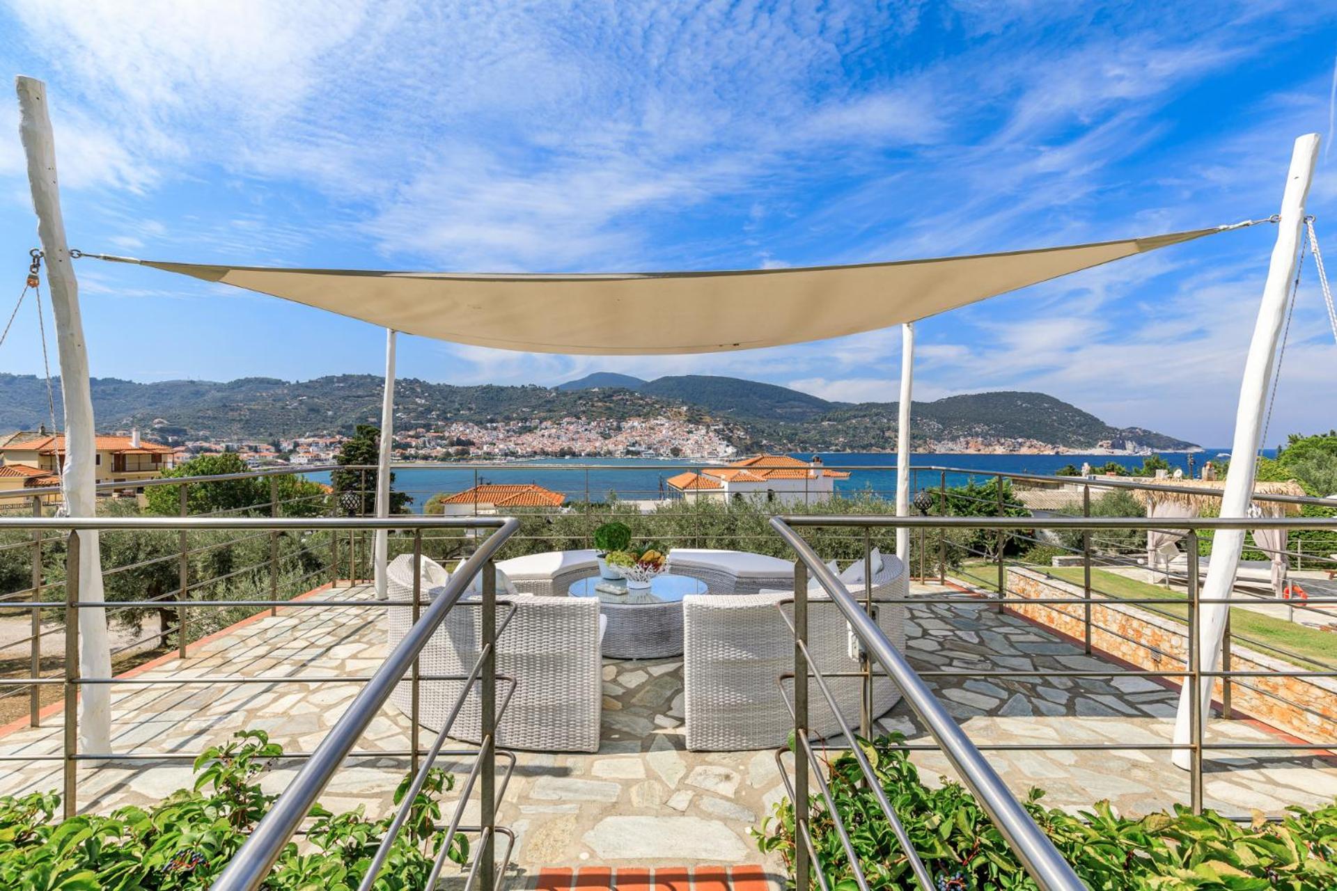 Apartment Ourania &